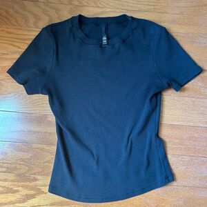 SKIMS tee black size small